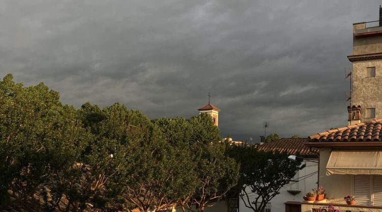 Núvols amenaçadors damunt del barri de Sant Narcís a Girona, aquest matí. Quim Curbet