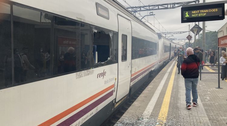 Els vidres trencats del tren avariat. Marc Barres