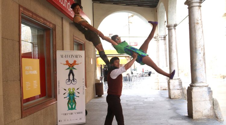 La companyia de circ Non sin tri exposa un fragment del seu espectacle dins de la presentació de la Fira del Circ al Carrer de la Bisbal d'Empordà. ACN