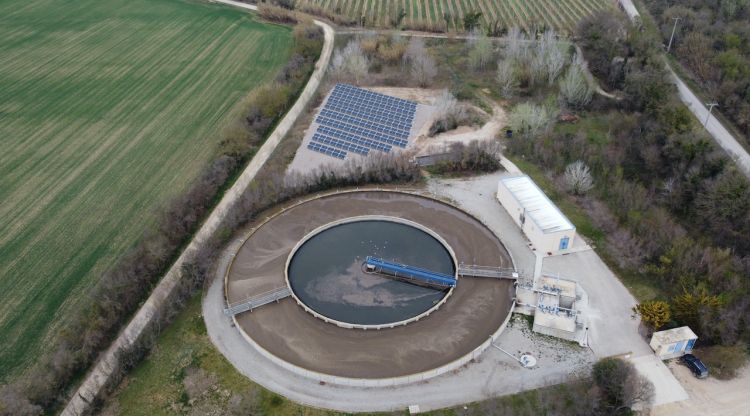 Vista aèria de la depuradora amb les plaques instal·lades