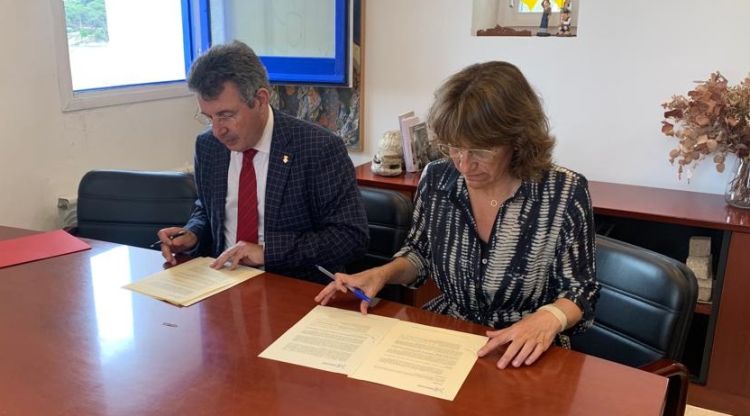 Moment de la signatura del conveni entre el Consorci d’Aigües Costa Brava Girona i l’Ajuntament de Cadaqués