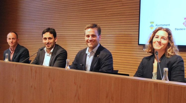 L'alcalde de Pals, segon per l'esquerra, amb la resta de presents a la presentació de la campanya de promoció de l'arròs de Pals. ACN