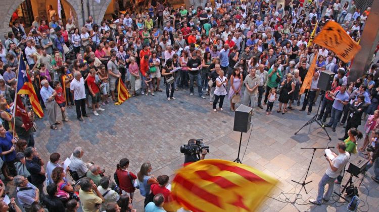 La plaça del Vi de Girona, davant l'ajuntament, s'ha omplert de persones a favor del model educatiu català © ACN
