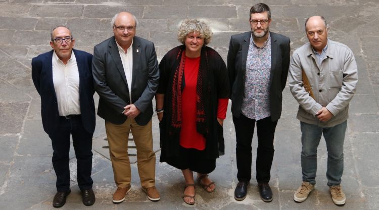 El vicepresident de JMT, Josep Capellà, l'alcalde Jordi Colomí, la directora artístic Montse Faura, el director de música de l'ICEC Xavier Cester i el vocal de la JMT Xavier Ferrer, al Departament de Cultura. ACN