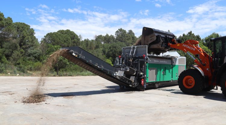 Una màquina dipositant restes vegetals a la nova trituradora de la planta de gestió de residus del Consell Comarcal de la Selva. ACN