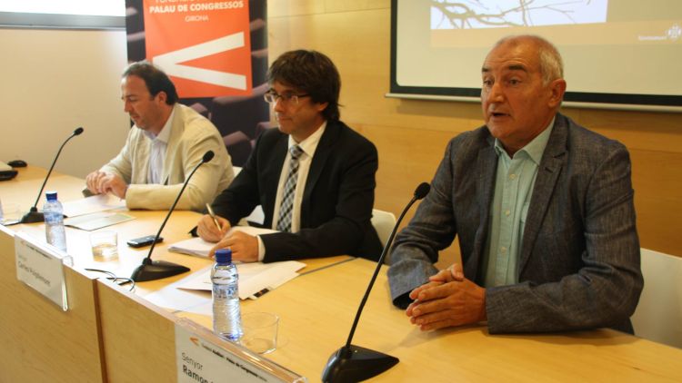 (D'esquerra a dreta) Víctor Garcia, Carles Puigdemont i Ramon Barnusell © ACN