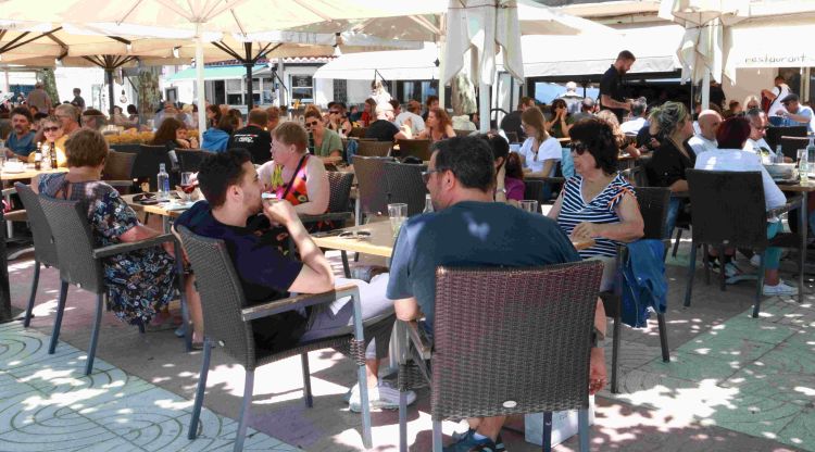 Una terrassa d'un restaurant de Roses plena de turistes. ACN