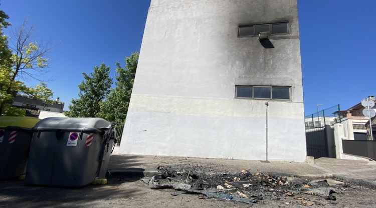 El conenidor cremat davant de l'institut que ha afectat la façana. M. Estarriola