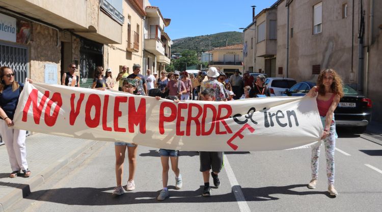 Capçalera de la manifestació de Vilajuïga en favor del tren. ACN