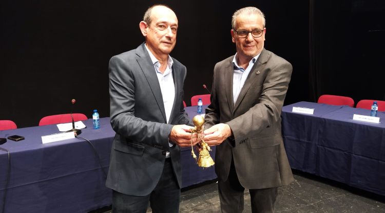 Joan Vigas rebent la vara d'alcalde de la mà de Josep Piferrer