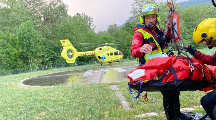 La dona mentre era evacuada pels Bombers fins a l'helicòpter del SEM on l'esperava
