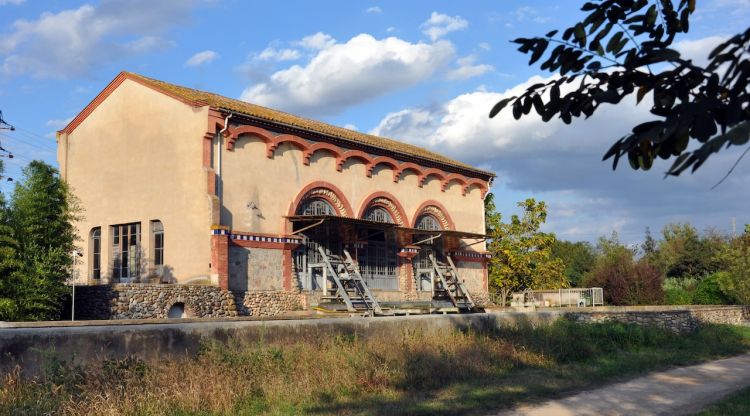 Exterior de la central hidroelèctrica de Vilanna. Viquipèdia