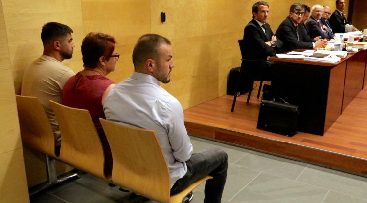 Els acusats amb la intèrprete asseguda al mig dels dos. ACN