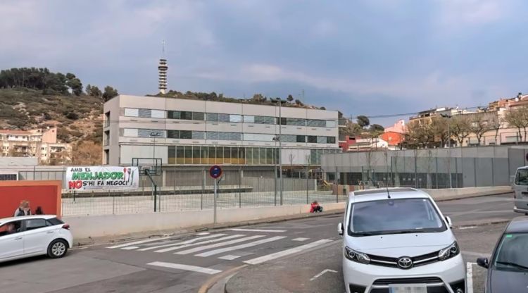 Exterior de l'escola Pericot en una imatge d'arxiu