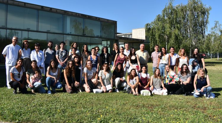 Foto de grup dels nous residents amb tutors i direccions als jardins del Parc Hospitalari Martí i Julià