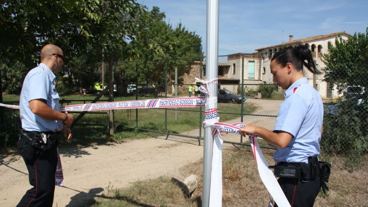 Els Mossos d'Esquadra al mas Ca l'Artau de Vilobí d'Onyar, on va tenir lloc el crim a principis de setembre