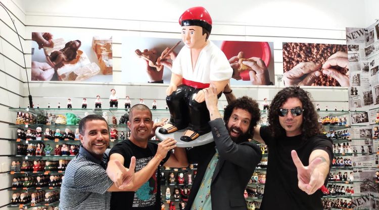 Els germans Sergi i Marc Alós, i Juan i Pablo Ibáñez, a la botiga de Caganer.com de Madrid