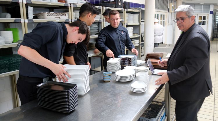 Estudiants del grau de serveis a la restauració de l'Escola d'Hostaleria de Girona fent inventari dels plats. ACN