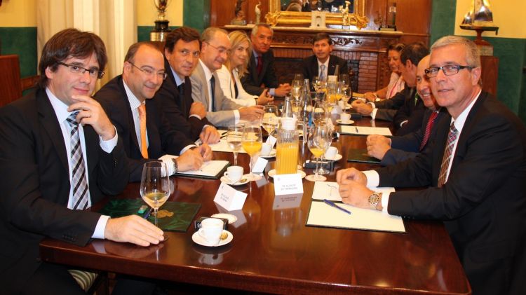 L'alcalde de Girona, Carles Puigdemont (primer a l'esquerra) hi era present © ACN