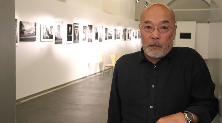 El fotògraf Hisao Suzuki a la porta de la mostra sobre les seves obres al Museu de la Garrotxa. ACN