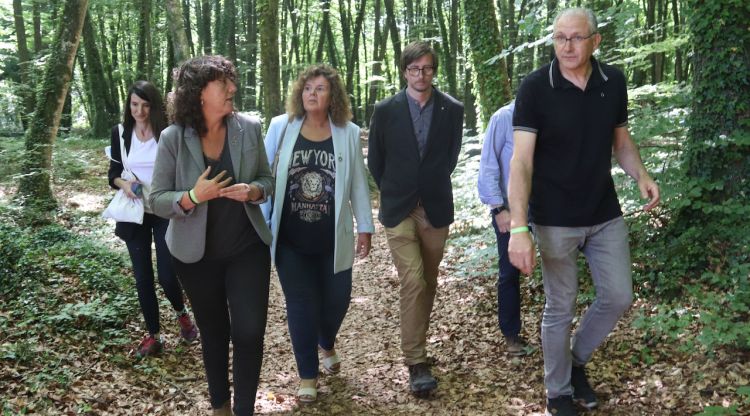 La consellera d'Acció Climàtica, Teresa Jordà, passejant amb altres directius del Departament a la fageda d'en Jordà. ACN