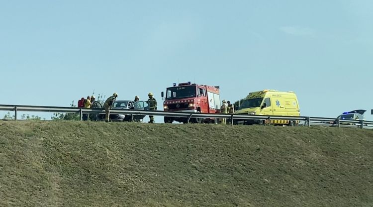 Un dels vehicles implicats, encastat contra la tanca. M. Estarriola