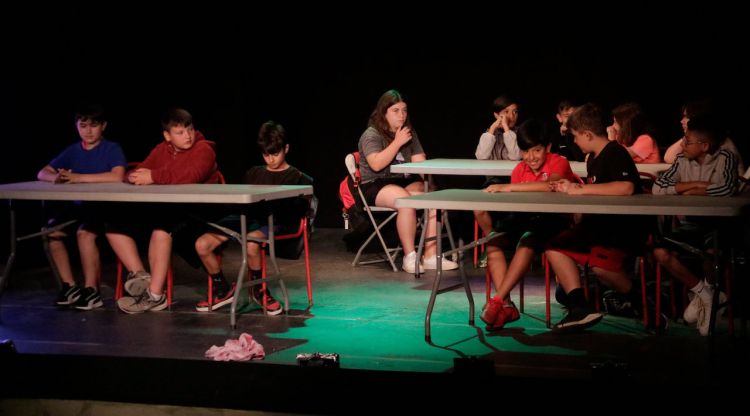 Alumnes de l'escola Montserrat de Sarrià de Ter representant el bullying al teatre de la mà dels Mossos per combatre'l i prendre consciència. ACN