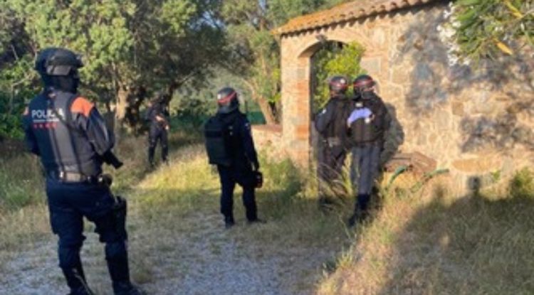 Agents de l'ARRO dels Mossos abans d'entrar a la casa d'Agullana