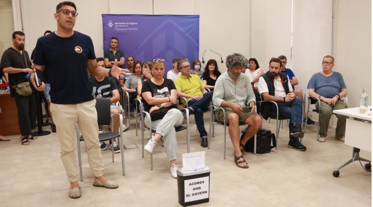 La protesta dels treballadors al ple de Figueres. ACN