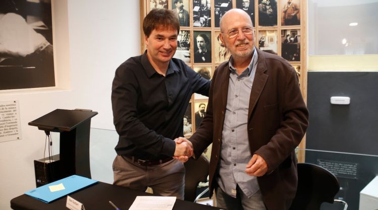 L'alcalde de Camprodon, Xavier Guitart, i el president de l'associació d'Amics del MIAC, Alfonso Alzamora, durant l'acte de signatura de l'acord. ACN