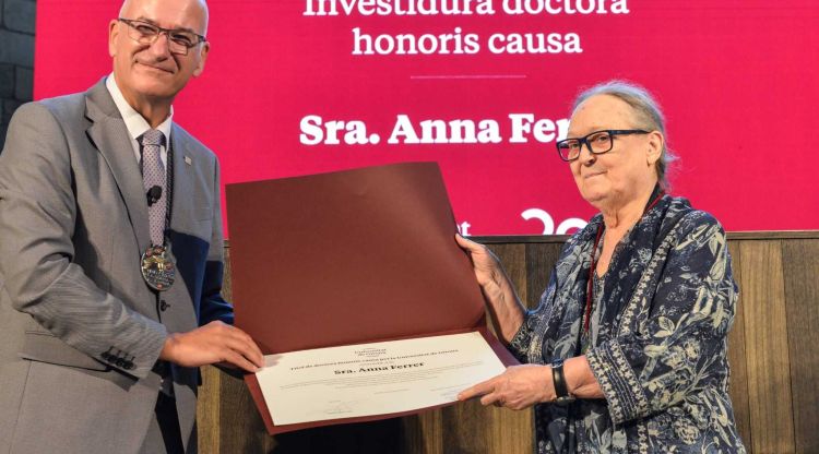 Anna Ferrer rebent el reconeixement de la mà del rector
