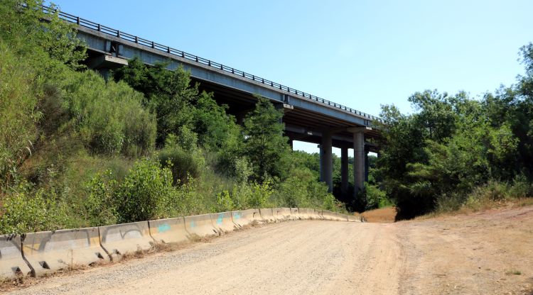 El pont de l'AP-7 des d'on s'han precipitat els dos lladres de matinada. ACN