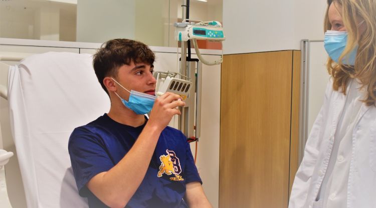 Un jove pacient a l'Hospital de Dia de l'Hospital Santa Caterina amb una professional sanitària que li fa una prova d'al·lèrgia