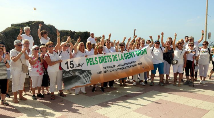 Els participants a la marxa de Blanes contra els abusos i maltractaments a la gent gran, al davant de Sa Palomera. ACN