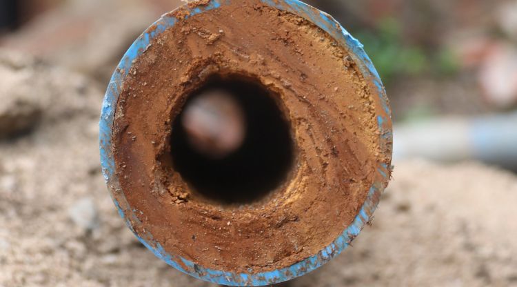 Una canonada recoberta de manganès i brutícia que hi havia a la xarxa d'aigua de Residencial Parc. ACN