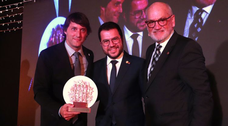 El guanyador del Premi Nacional de Gastronomia 2022, Albert Sastregener, amb el president de la Generalitat i el de l'Acadèmia Catalana de Gastronomia. ACN