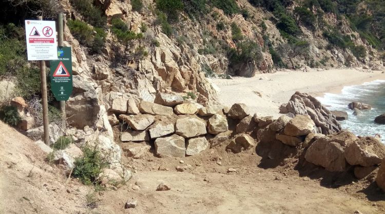 La cala del Senyor Ramon de Santa Cristina d'Aro, amb l'accés barrat i el senyal que prohibeix entrar-hi