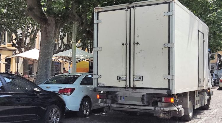 Una furgoneta en doble fila a Girona perquè la zona de càrrega i descàrrega està ocupada