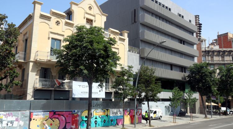 Dos edificis amb tanques d'obra al centre de Girona, a l'avinguda Jaume I de la ciutat. ACN