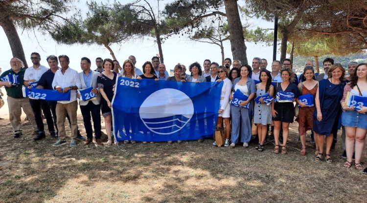 Els representants dels diversos municipis amb la consellera Teresa Jordà durant l'acte d'entrega de banderes. ACN