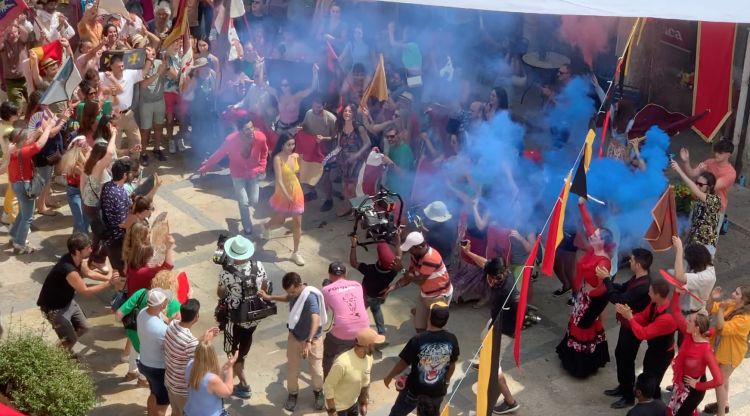 Ranbir Kapoor y Shraddha Kapoor durant el rodatge a Besalú, ahir al migdia. El Gerió Digital