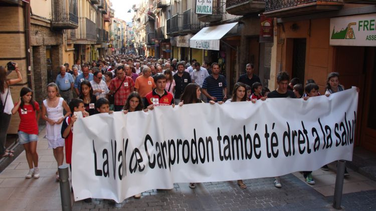 La manifestació contra el tancament nocturn del CAP ha aplegat mig miler de persones © ACN