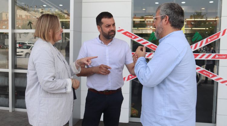 L'alcaldessa de Figueres, Agnès Lladó, el vicealcalde de Girona, Quim Ayats, i el senador d'ERC per Girona, Jordi Martí, davant de l'estació de trens de Girona. ACN