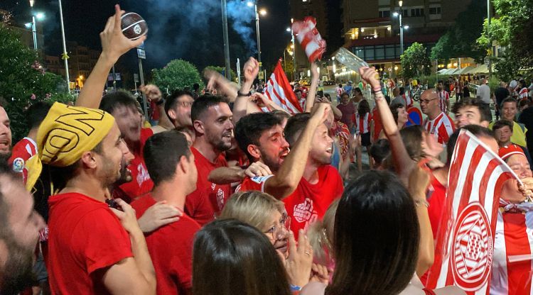 Aficionats del Girona FC, celebrant ahir l'ascens a Primera. ACN