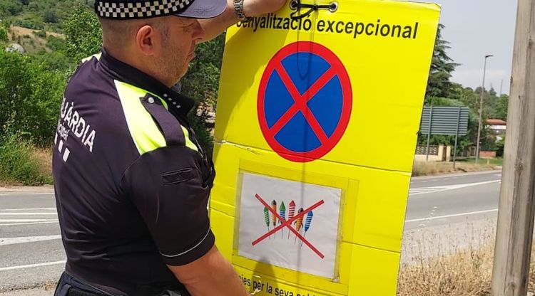 Col·locació de senyalització recordant que està prohibit llançar petards fora de la zona habilitada a Sant Julià de Ramis