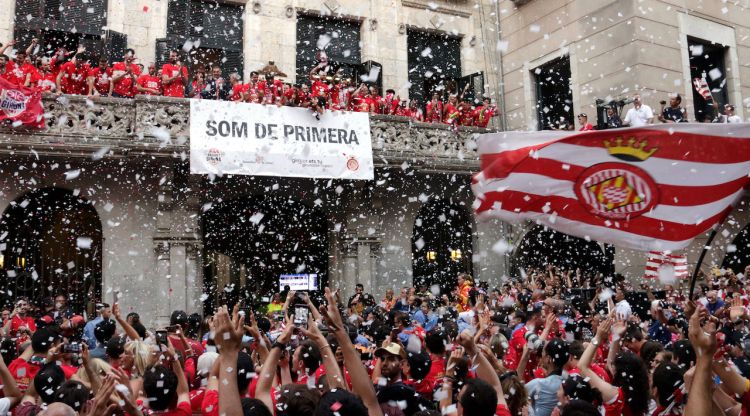 Celebració del doblet d'ascensos a la plaça del Vi de Girona. ACN