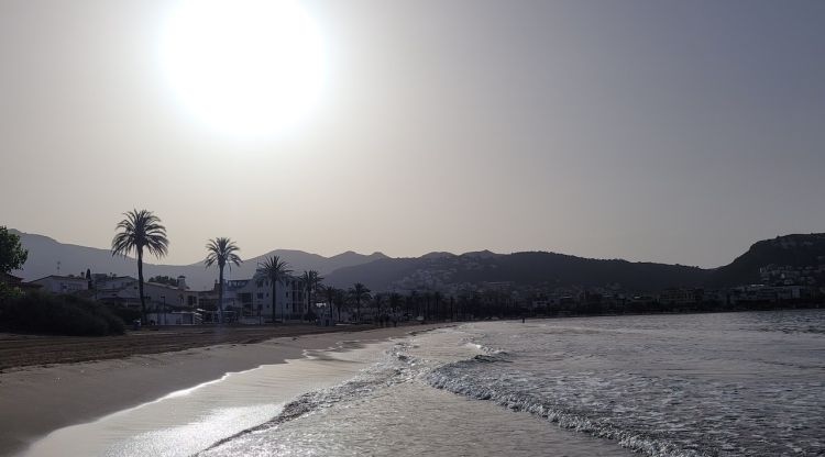 La platja de Roses, aquest matí amb pols en suspensió. Mercedes Creus de Fortuny