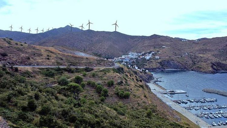 Fotomuntatge sobre l'impacte visual del parc eòlic a Portbou (arxiu)