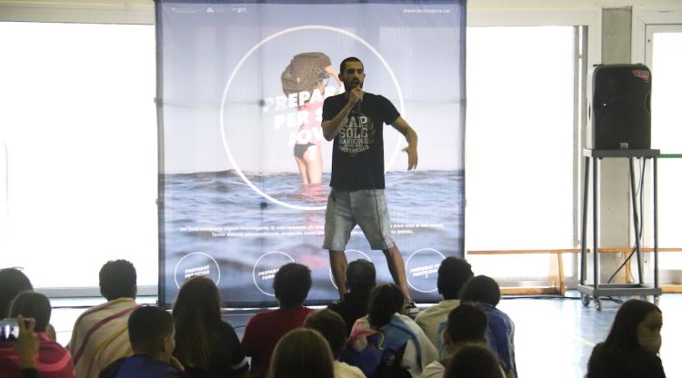 El raper MikVa canta davant dels alumnes de l'institut s'Agullana de Blanes. ACN