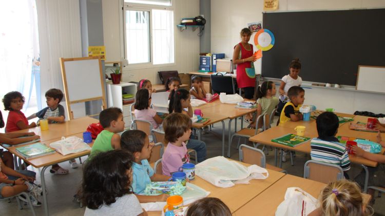Alumnes de P-5 aquest matí al CEIP Montserrat Vayreda de Roses © ACN
